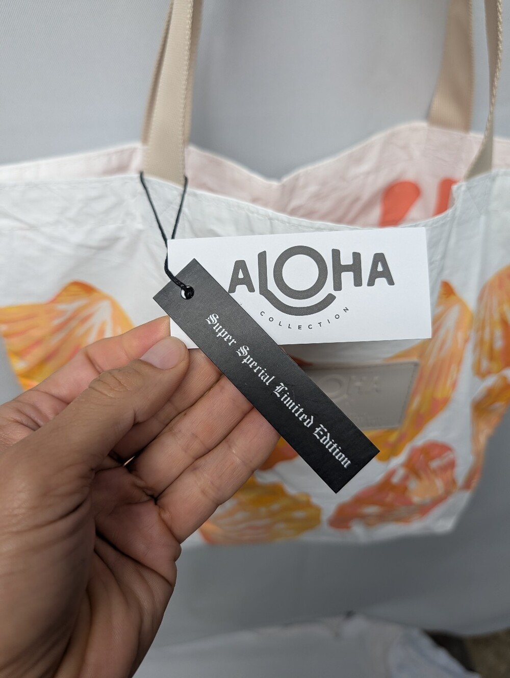 ALOHA Collection Reversible Sunrise Shell/ Shell Clu Waterproof Tote NWT - Picture 5 of 13